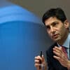 Kevin Warsh estreia-se na Fed a jogar à defesa e mantém juros. Atenções viradas para o seu discurso
