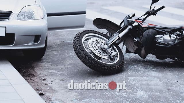 Motociclista ferido em colisão no Caminho da Achada