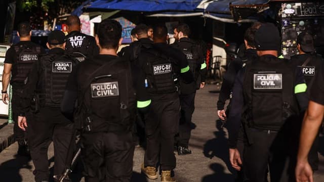 Pelo menos quatro mortos e 50 turistas retidos em favela no Rio de Janeiro