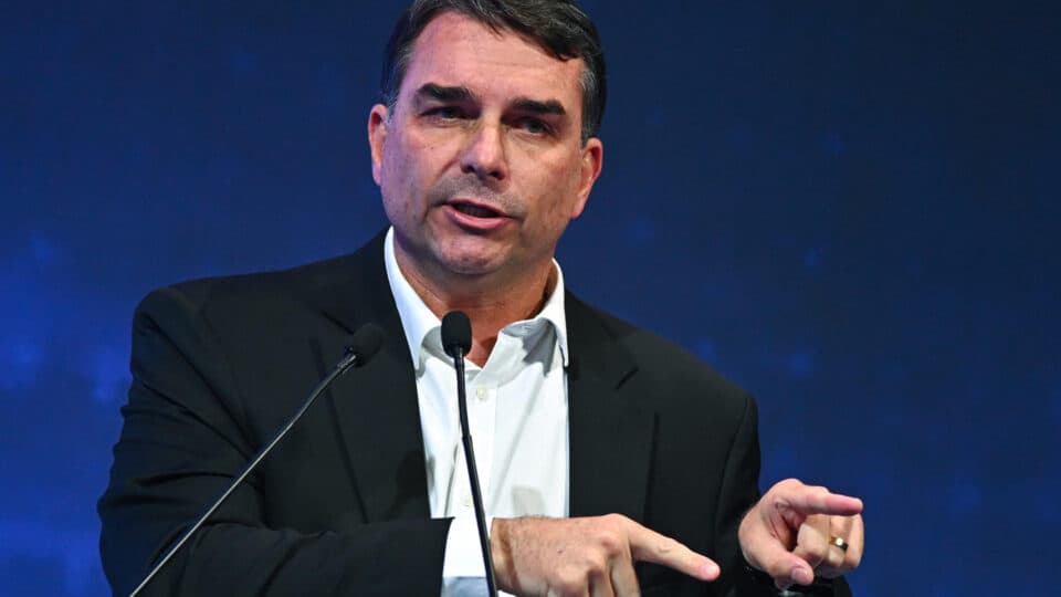 Moraes manda PGR se manifestar sobre inquérito contra Flávio Bolsonaro