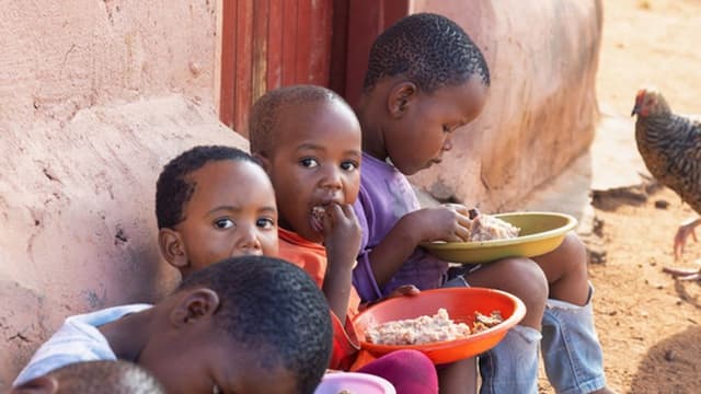 Quatro em dez crianças angolanas abaixo dos cinco anos sofrem de desnutrição crónica