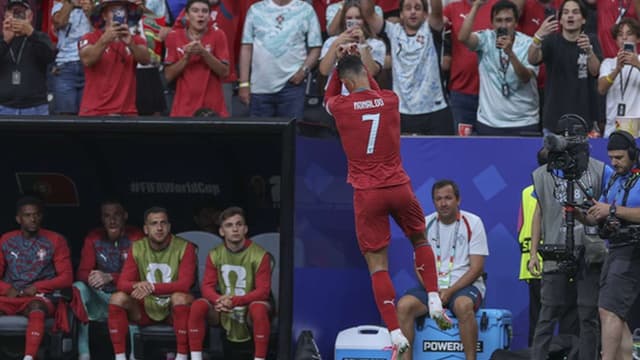 Ronaldo ultrapassa Eusébio com 'bis' e sobe ao top 10 dos marcadores
