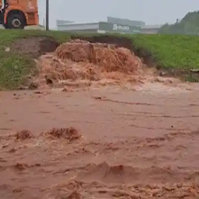 Boca de lobo vira cachoeira de lama na Avenida Redentor
