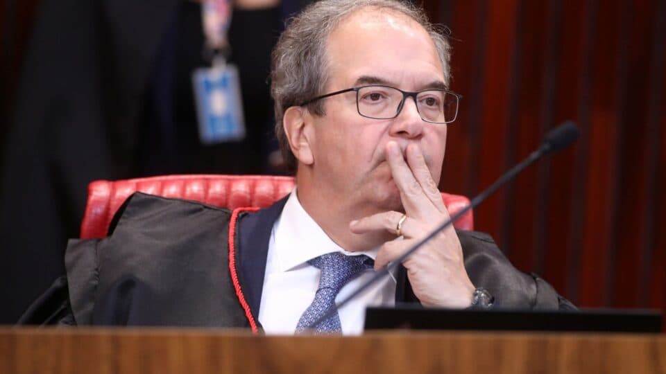 Corregedor do TSE manda Meta e X explicarem em 24h suposto favorecimento a Flávio