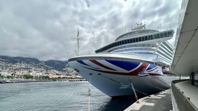 Navio 'Ventura' traz 4.300 pessoas para passar o dia na Madeira