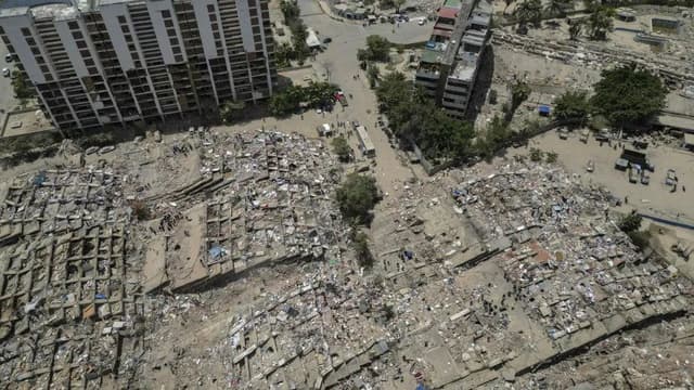 Vizinhos e socorristas cataris lutam contra o tempo e réplicas para resgatar moradores