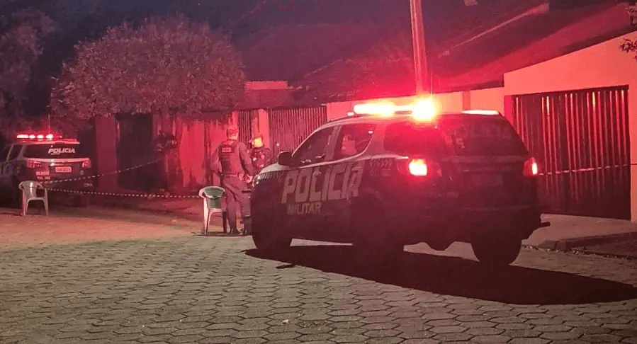 Jovem é assassinado com ao menos quatro tiros em frente de casa
