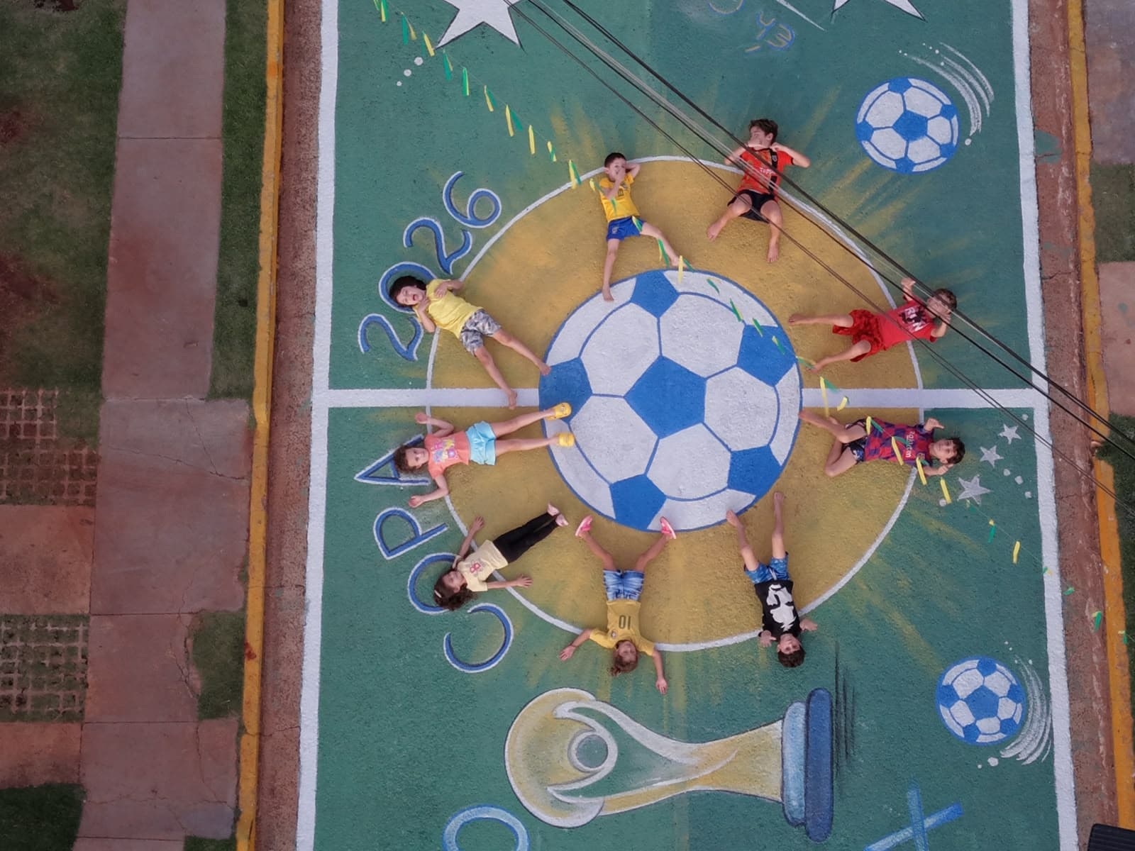 Criançada capricha e transforma rua de condomínio em torcida pelo hexa