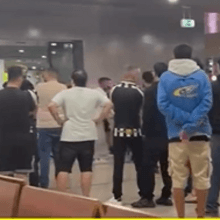 <![CDATA[ «Joguem à bola!»: adeptos do Nacional fazem espera no aeroporto e exigem demissão de treinador ]]>