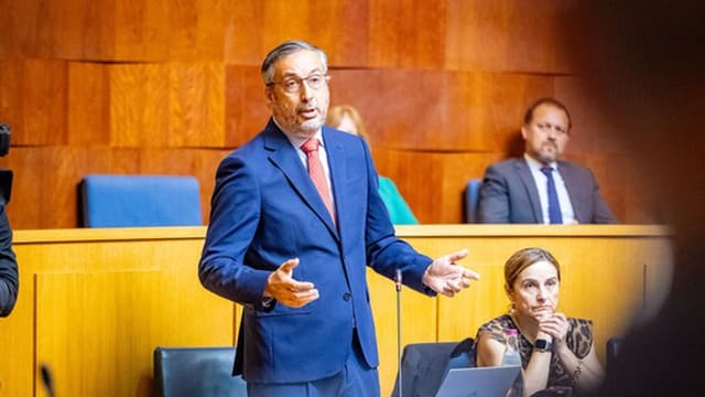 PS propõe aceleração de renováveis e fim de "monopólios" no sector energético da Madeira
