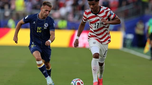Balogun decide, é expulso, e os Estados Unidos resistem com dez frente à Bósnia