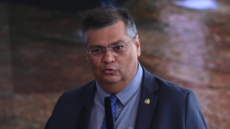 Juíza defende penduricalhos e diz que Dino age como “caçador de marajás” de Collor