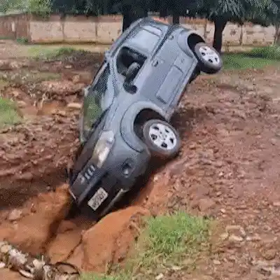 Após caminhão atolar, Fiat Uno fica preso em cratera no Parque do Sol