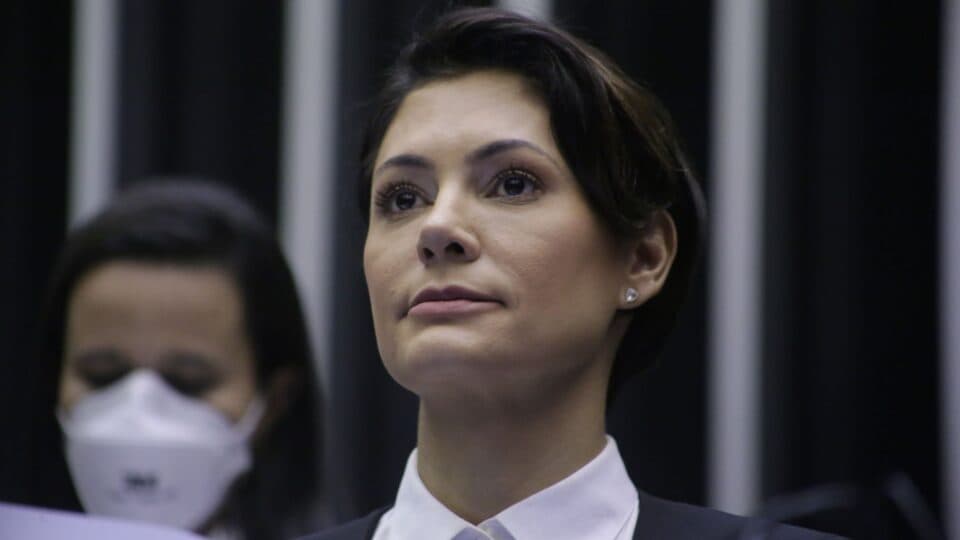 Michelle diz que foi humilhada e apunhalada por Flávio após divergência no PL