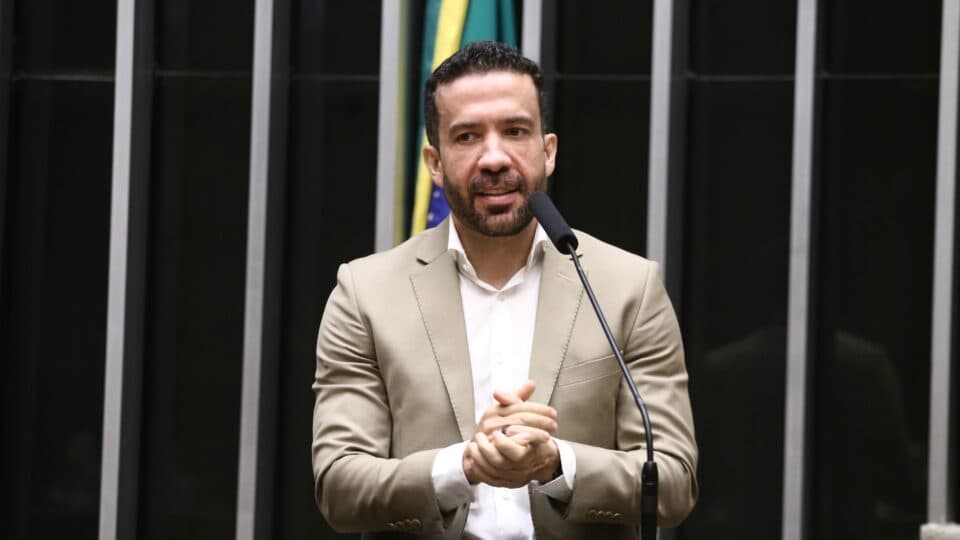 Defensor de “fake news”, Janones quer tropa digital de 3 milhões para ajudar Lula contra Flávio